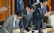 衆院本会議で日本版NSC創設関連法案が可決され、拍手する安倍首相（右）=7日午後［共同］
