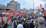 トルコの最大都市イスタンブールのタクシム広場に集まる人々（6月4日）=共同