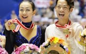 NHK杯で優勝し、メダルを手に笑顔を見せる浅田(左)と高橋