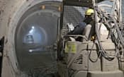 模擬廃棄物の埋設試験に向け、地下350メートルで「8」の字型の水平坑道が貫通(10月9日、日本原子力研究開発機構幌延深地層研究センター、写真は原子力機構提供)