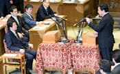 野田佳彦首相による異例の"解散予告"が飛び出した党首討論での野田氏と安倍晋三・自民党総裁（2012年11月14日）