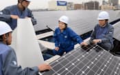 太陽電池のバックシートの開発を担当する東レの田中路子さん(滋賀県大津市)