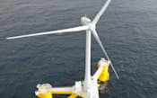 福島沖に設置された浮体式洋上風力発電所の風車（11月11日）=共同