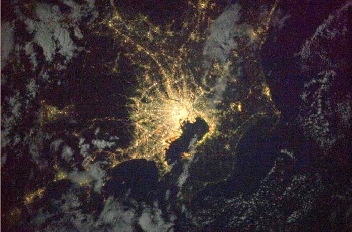 若田さん 東京の夜景 輝いている 宇宙から投稿 日本経済新聞