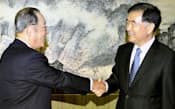 中国の汪洋副首相(右)と握手を交わす日中経済協会の張富士夫会長=19日、北京(共同)