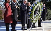 米アーリントン国立墓地で、ケネディ元大統領の墓に献花するオバマ大統領夫妻とクリントン元大統領夫妻（20日）=ゲッティ・共同