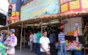 ムンバイ市内には携帯端末など中国製の低価格品を専門に扱う店舗もある