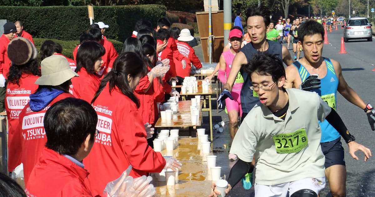 格好よく給水 マラソン快走につながるエイド活用術 日本経済新聞 格好よく給水 マラソン快走につながるエイド活用術 日本経済新聞