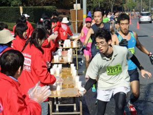 格好よく給水 マラソン快走につながるエイド活用術 日本経済新聞