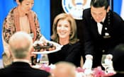 日米協会・在日米商工会議所主催の昼食会でバースデーケーキを贈られるケネディ駐日米大使（27日、東京都港区）=代表撮影