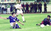サッカーW杯アジア予選の日本対イランで延長後半、イランGKがはじいたボールを岡野が押し込みVゴール。日本のW杯初出場が決まった瞬間（1997年11月16日、マレーシア）=共同