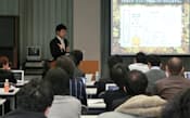 自ら開発したサービスを、「モーニングピッチ」で投資家らに説明する男子大学生(東京都新宿区)