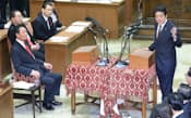 党首討論を行う安倍首相（右）と民主党の海江田代表(4日、国会内)