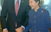 バイデン米副大統領(左)を出迎えた韓国の朴槿恵大統領（6日、ソウルの青瓦台）=聯合共同