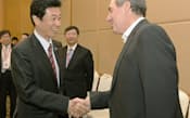 TPP日米協議前に米通商代表部のフロマン代表（右）と握手する西村内閣府副大臣（8日、シンガポール）=共同