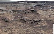 無人探査車キュリオシティが撮影した火星表面の画像。太古の湖があったとみられるくぼ地の内側から外側を見ている=NASA提供共同