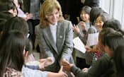 宮城県石巻市の万石浦小学校を訪れ、児童と握手するキャロライン・ケネディ駐日米大使=25日午後(代表撮影)