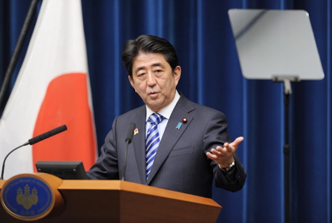 首相 プロンプター 初使用 透明パネルに文字映す 日本経済新聞