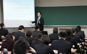神奈川労働局の労働法セミナーには、60人以上の就活生が集まった(神奈川県平塚市の東海大学)　