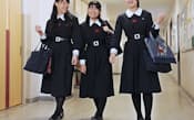 関西で人気のある松蔭高校の制服は、スカート丈が長めのワンピース(神戸市灘区)
