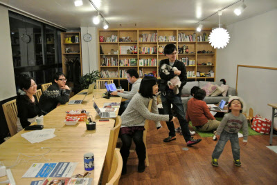 深沢さん夫婦が運営する「JUSO Coworking」は子育て世代も働きやすい場を目指す