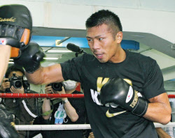 Wba王者内山 最強でいたい 8度目防衛戦へ練習公開 日本経済新聞 Wba王者内山 最強でいたい 8度目防衛戦へ練習公開 日本経済新聞