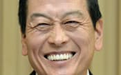 記者会見で笑顔を見せる資生堂次期社長の魚谷雅彦氏（24日、東京・東新橋）=共同