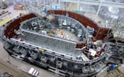 ITERの基幹部品を作る専用装置。約10人の技術者が24時間体制で組み立て作業を急ぐ