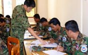 カンボジア軍が他国でのPKOに参加し、道路整備できるよう指導する高橋さん