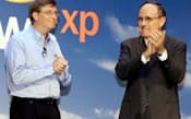 「ウィンドウズXP」発売イベントに出席したビル・ゲイツ氏(左)ら(2001年、米ニューヨーク)