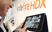アマゾンの新型タブレット端末「kindle fire HDX」を手に取る人(東京都渋谷区)