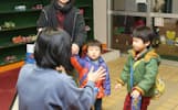 仕事を終えた後、保育園に子どもを迎えに来た女性(福井市)