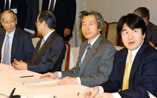2002年9月20日、経済財政諮問会議に臨む小泉首相ら。小泉政権では、この会議が構造改革のエンジン役を果たした 2002年9月20日、経済財政諮問会議に臨む小泉首相ら。小泉政権では、この会議が構造改革のエンジン役を果たした