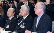 昨年12月20日の政労使会議に出席した(右から)連合の古賀会長、経団連の米倉会長(首相官邸)