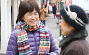 散歩の途中、地域の高齢者と立ち話をする宮坂公子さん(東京都杉並区)