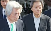 14日、即席会見で肩を並べた小泉元首相（左）と細川元首相（東京都港区)