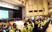 エネルギー計画の公聴会では原発反対派の過激行動を阻止するため、警官隊が導入された(2013年12月、ソウル市)