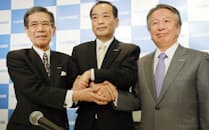 24日の会見の後、握手する(左から)旭化成の伊藤会長、浅野次期社長、藤原社長