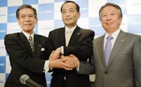 24日の会見の後、握手する(左から)旭化成の伊藤会長、浅野次期社長、藤原社長