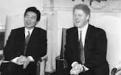 クリントン大統領（右）と談笑する細川首相（1994年2月、ワシントン）=共同
