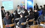 理系女子限定合同就職セミナーで企業の説明を聞く就活生(東京都港区)
