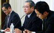 2014年春闘について記者会見するトヨタ自動車労働組合の鶴岡光行委員長(中央)ら（30日）=共同