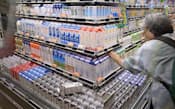 1リットルパックの牛乳は昨年10月の値上げで小売価格が5円ほど上がった（都内のスーパー）