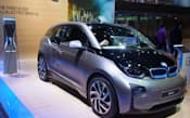 BMWの電気自動車と急速充電器