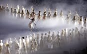 ソチ冬季五輪の開会式で、宙を舞う少女（7日）=共同