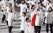 ソチ冬季五輪の開会式で、小笠原歩旗手を先頭に入場行進する日本選手団（7日）=共同