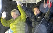 8日夜、東京・新宿で雪が降りしきる中、小泉元首相は細川候補支持を有権者に訴えた=共同