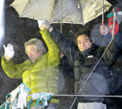 8日夜、東京・新宿で雪が降りしきる中、小泉元首相は細川候補支持を有権者に訴えた=共同 8日夜、東京・新宿で雪が降りしきる中、小泉元首相は細川候補支持を有権者に訴えた=共同