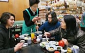 外国人客に湯葉の刺し身の食べ方を身ぶり手ぶりを交えて教える店員（栃木県日光市の「きしの」） 
