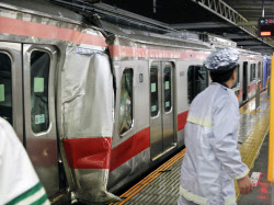 東急東横線で電車追突 18人けが 元住吉駅 日本経済新聞